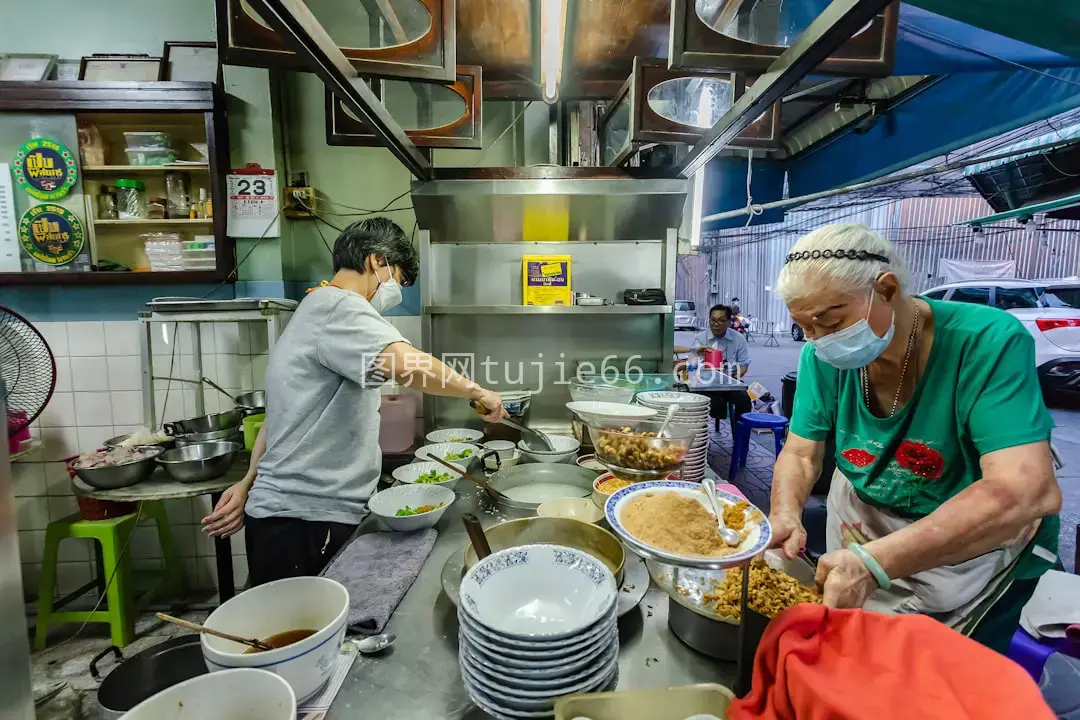 男士白T红围裙烹饪美食图片