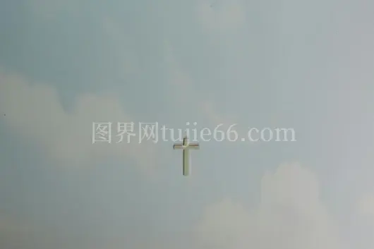 十字架映云层 寓意和平精神