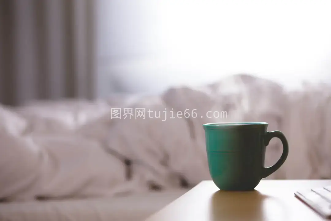 绿色陶瓷杯木质桌面摆设图片