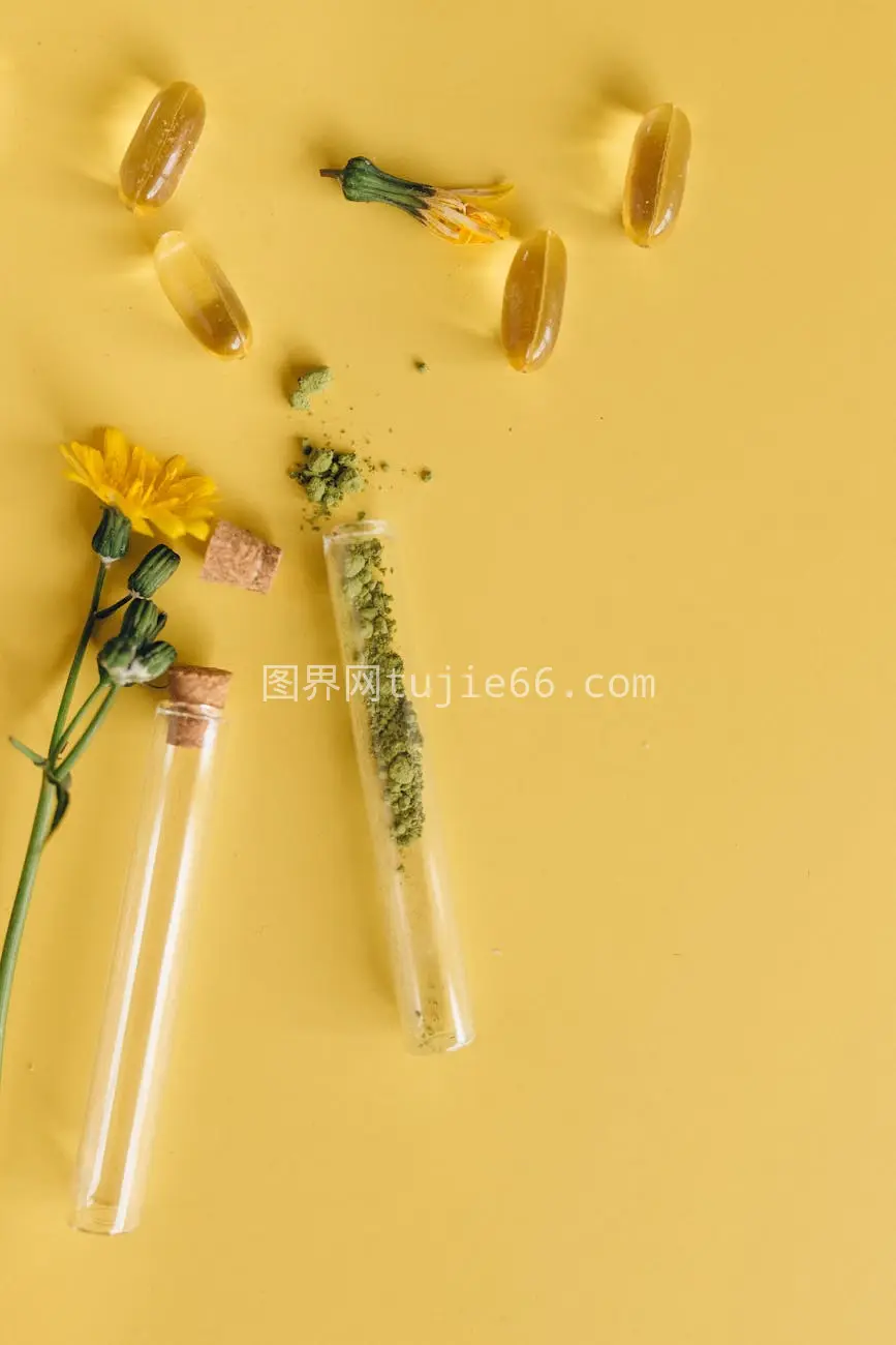 草药胶囊花朵试管黄面特写图片