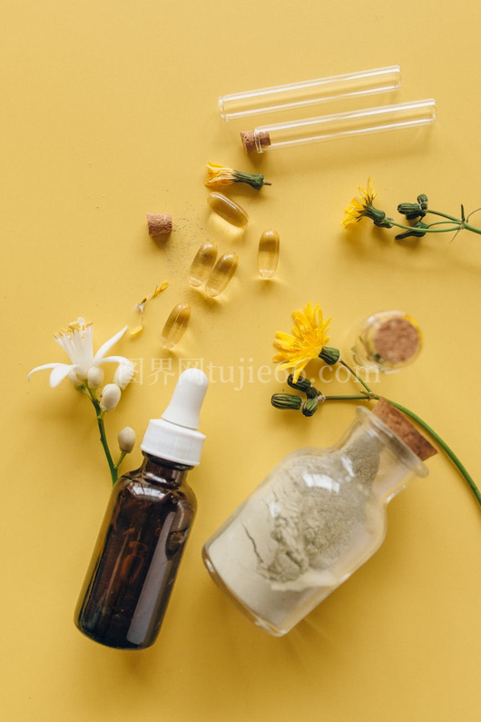 明黄表面草药胶囊玻璃瓶健康理念