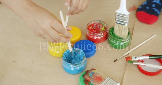 孩童湿蘸画笔绘色彩