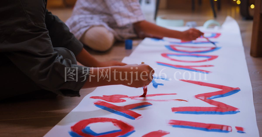 孩子画笔写横幅文字