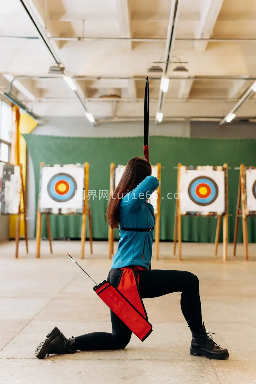 女子室内精准射箭图片