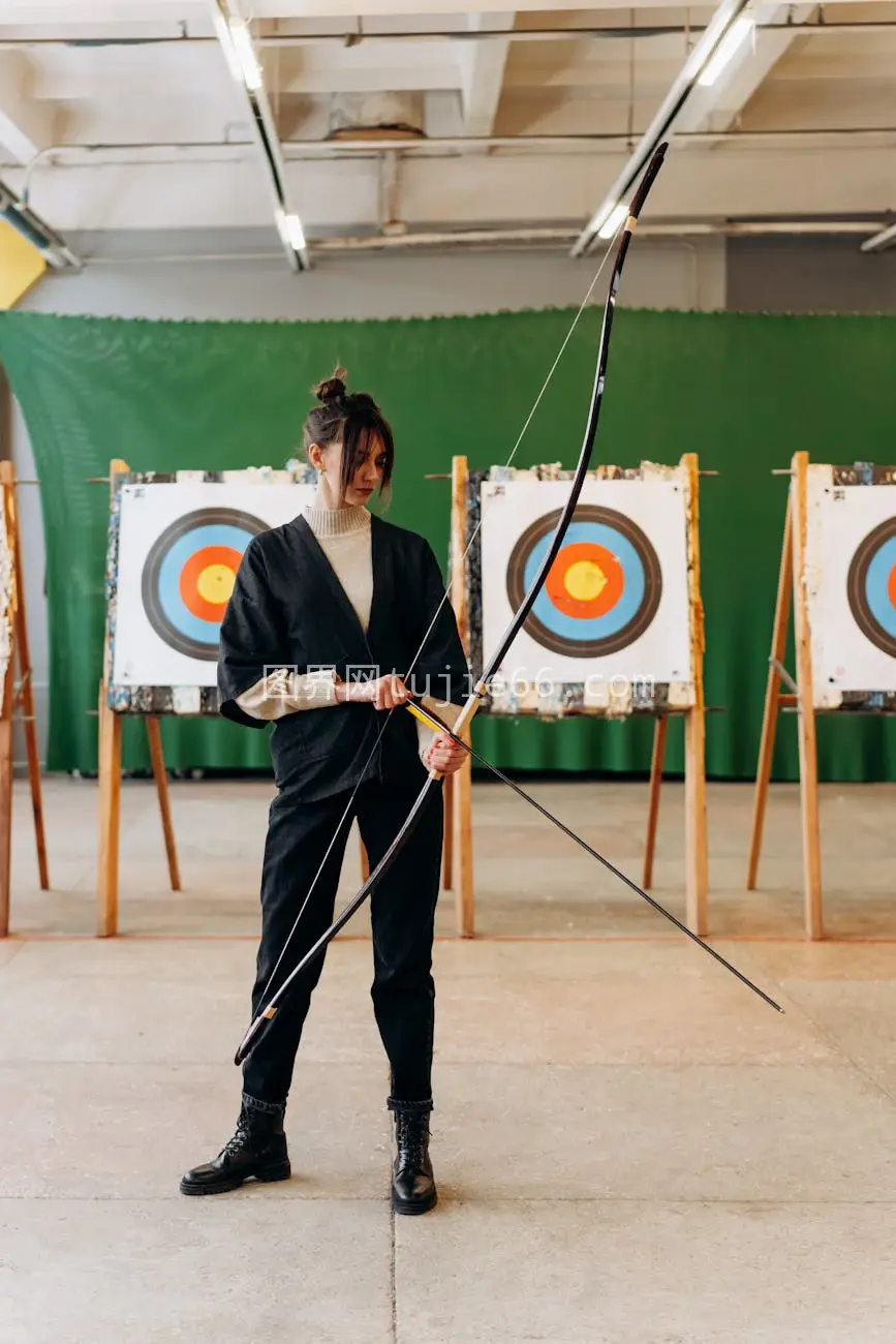 室内专注射箭靶场图片