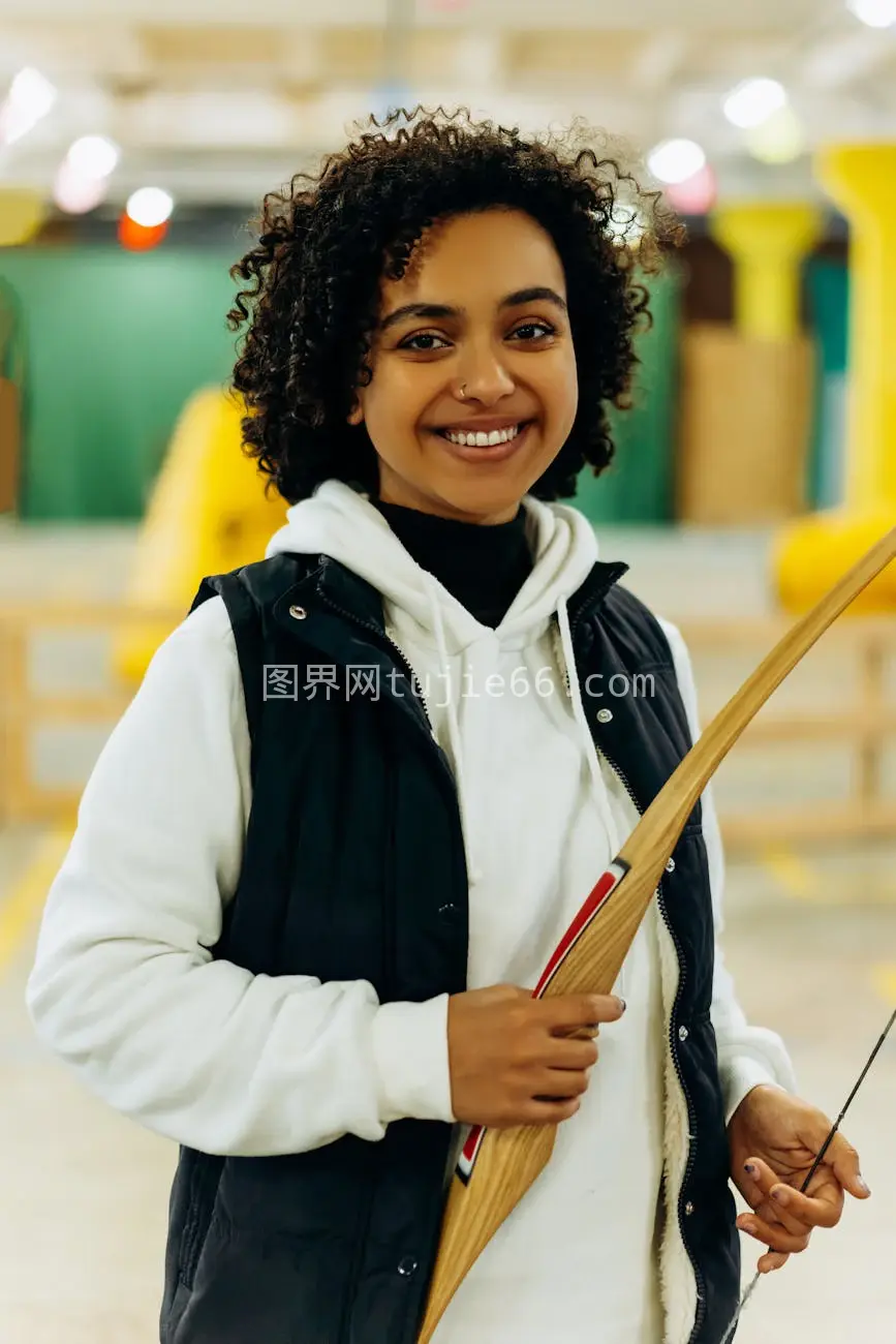 室内女子拉弓射箭乐趣满溢图片