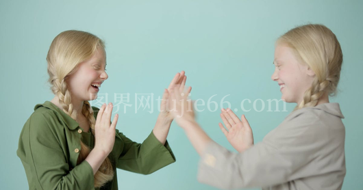 绿幕前女孩击掌庆祝瞬间