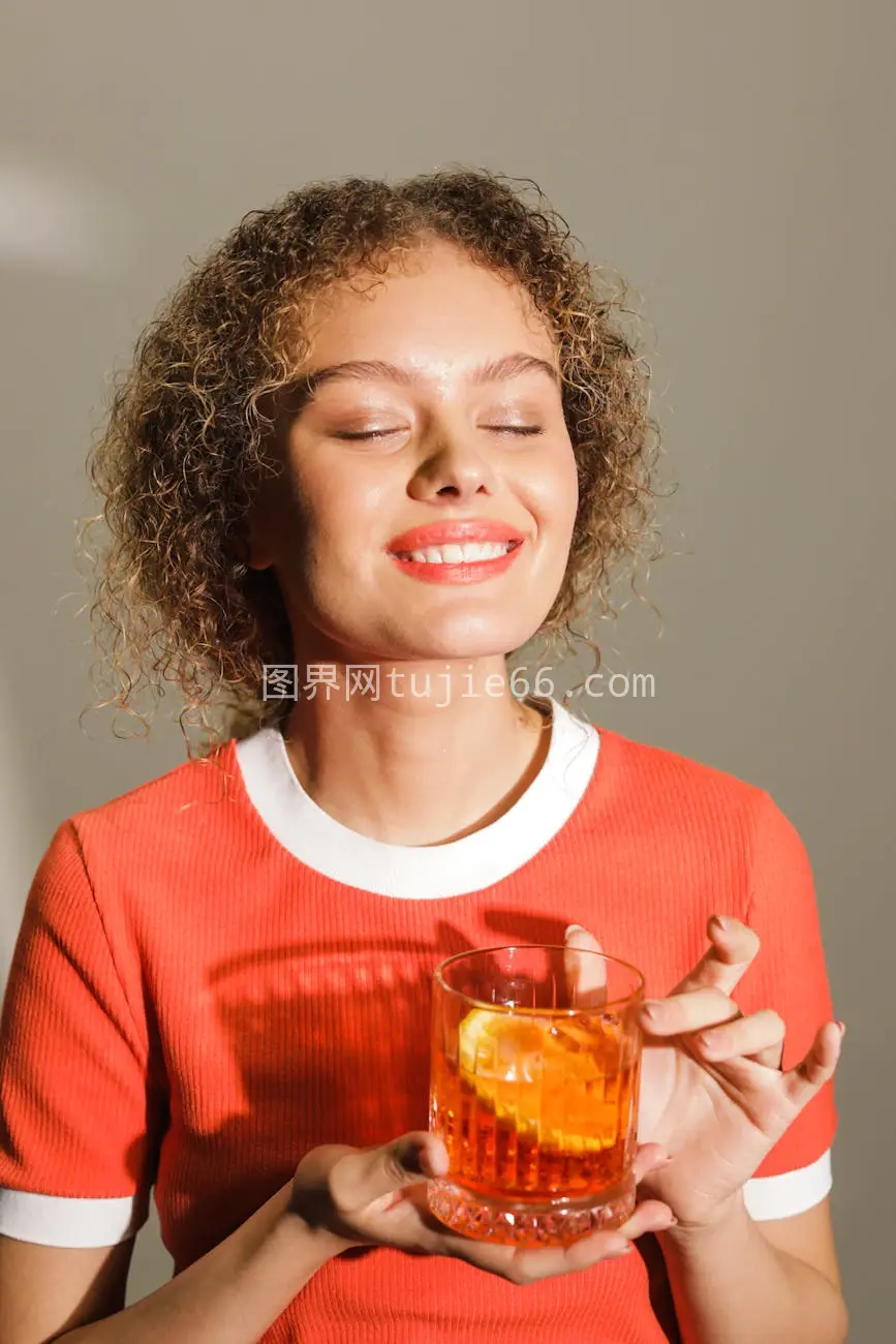 快乐卷发女室内品鉴Negroni鸡尾酒图片