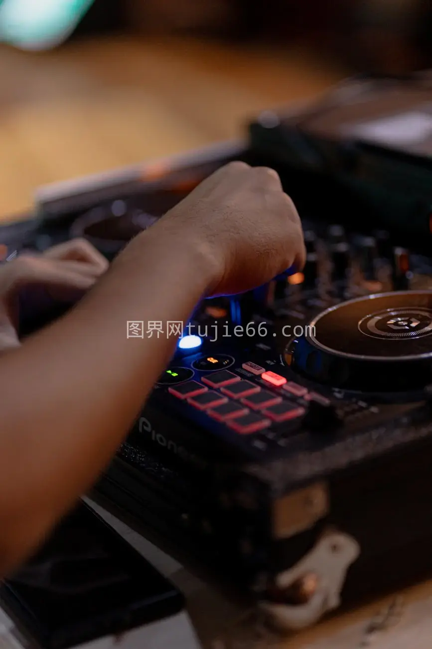 DJ夜晚操作混音器图片