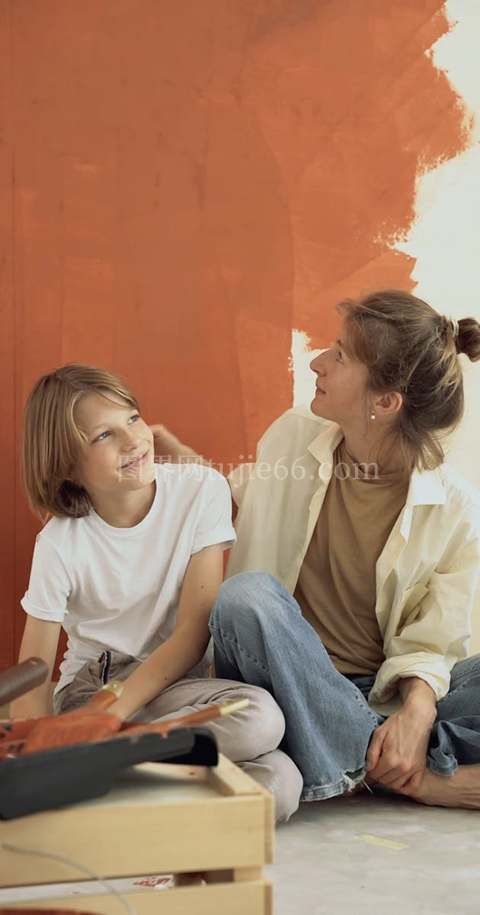 母子地板温馨互动