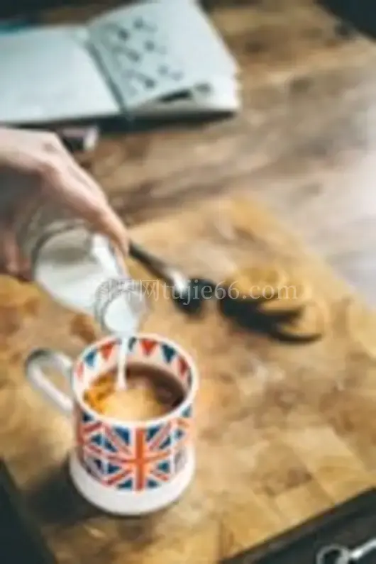 多彩咖啡杯盛满香醇咖啡