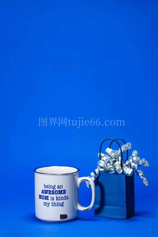 蓝色背景陶瓷杯母亲节礼盒