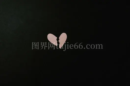 黑白心形插画艺术作品