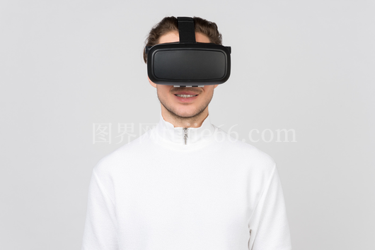 虚拟现实头盔下微笑男士肖像