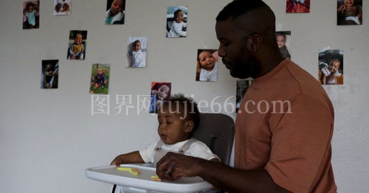 父亲哺乳宝宝温馨时刻