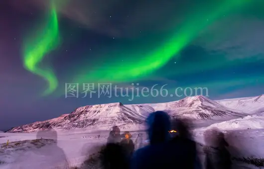 冰岛雪山极光奇观