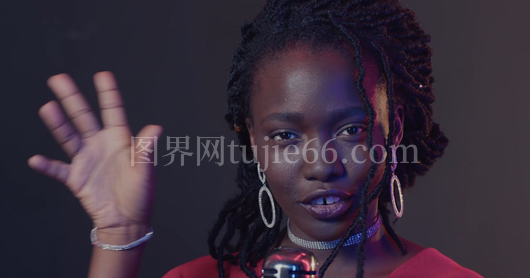 女性麦克风唱歌瞬间