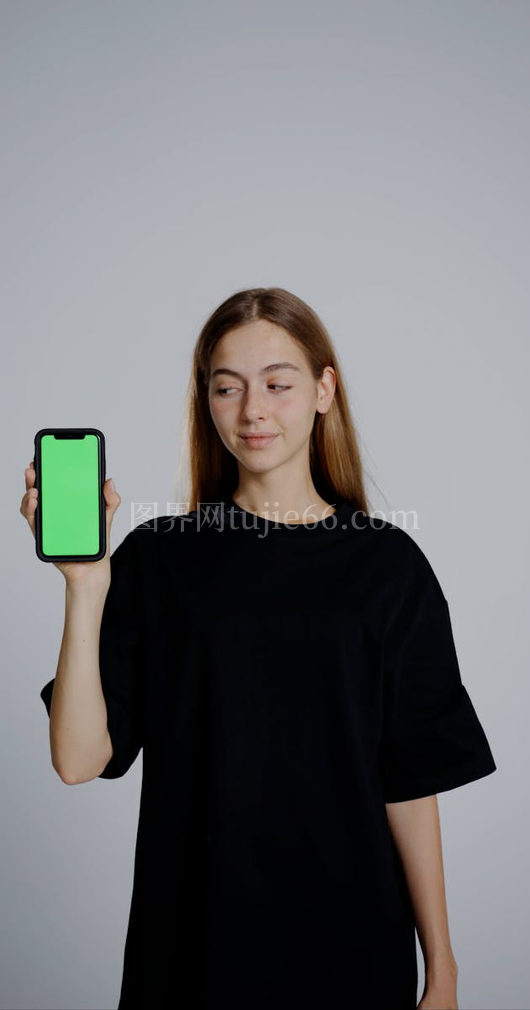 女子手握绿电话