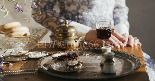 女性优雅持酒杯