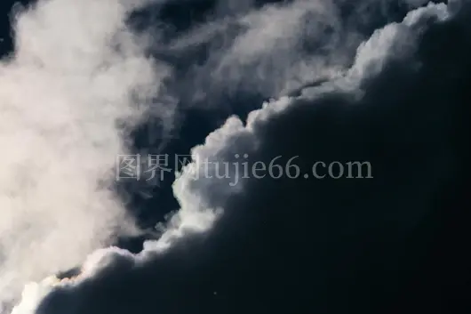 戏剧云彩阳光映衬天空