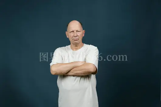 严肃老人深色背景