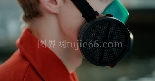 男子戴重型口罩形象照