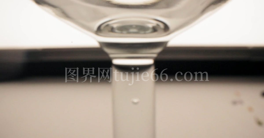 红葡萄酒倾注酒杯瞬间美图呈现