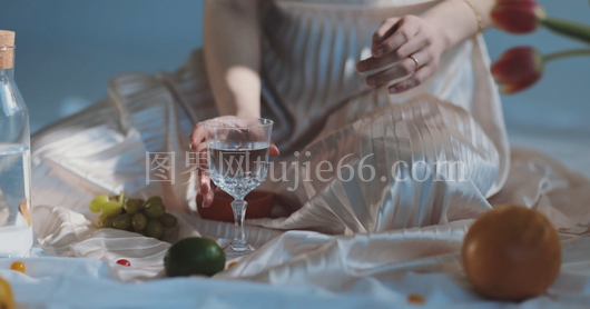 美丽女性优雅饮水瞬间