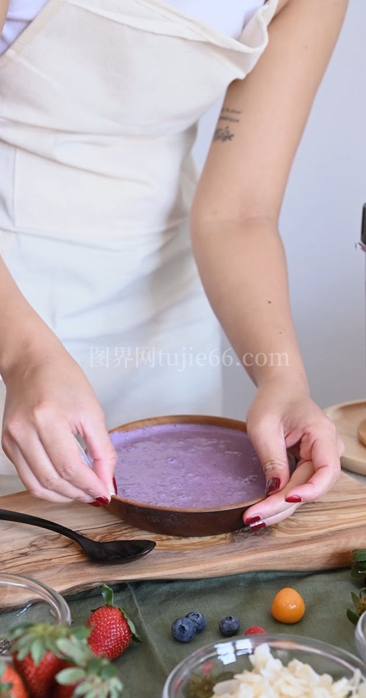 女性细致清洗碗边