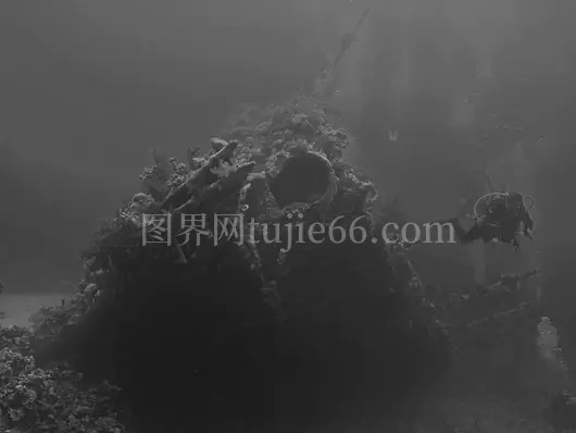 潜水员海底沉船探秘