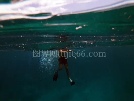 印度尼西亚海中水下游泳人