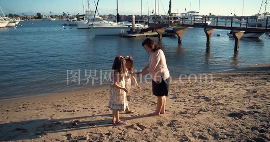 孩子沙滩与母共嬉戏