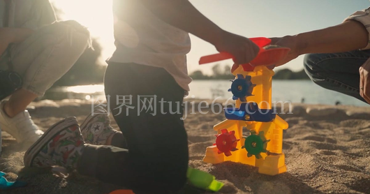 孩童欢乐玩沙趣景