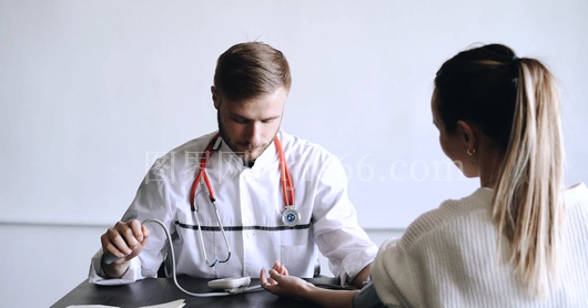 医生细心测血压关心患者健康
