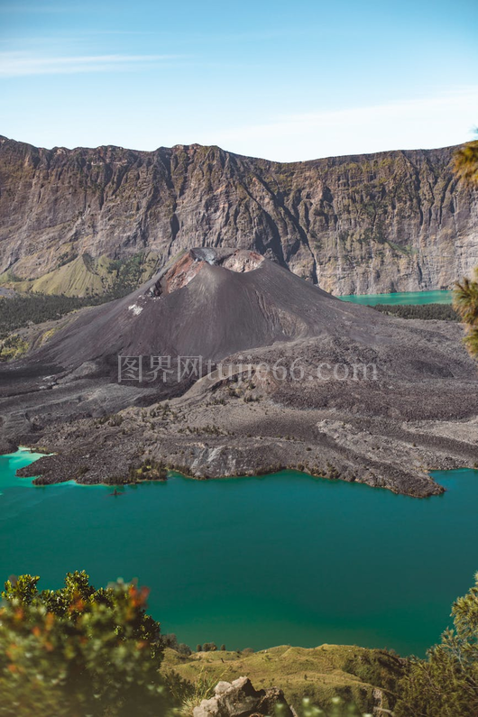 印度尼西亚龙目岛火山口湖美景