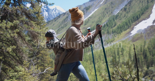 女性背婴徒步旅行画面