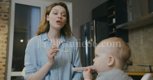母亲哺乳宝宝温馨时刻