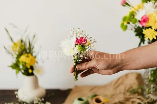 花店老板布置精美花束