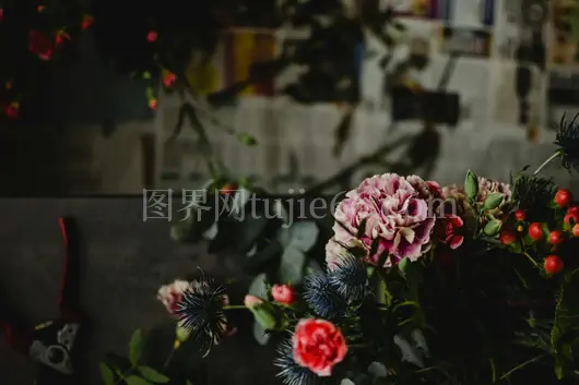 暗调艺术花束粉康乃馨叶配