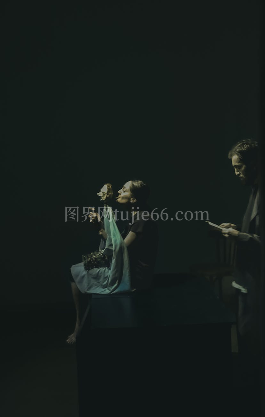 戏剧舞台男士读书女士持花低光景