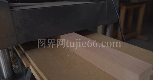 重型机械削木料加工过程
