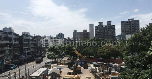 施工现场重型设备齐聚