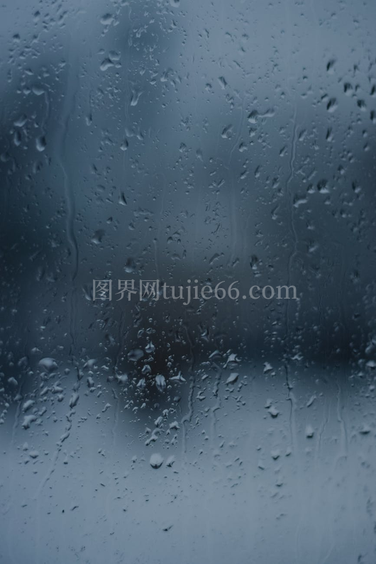爱沙尼亚阴郁雨天窗雨滴特写