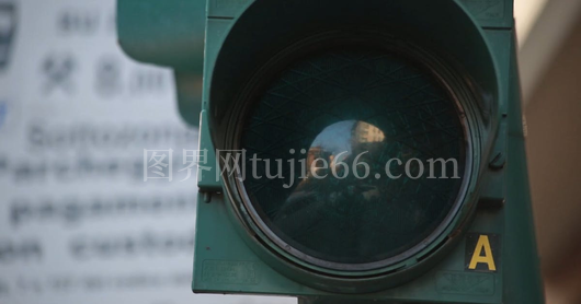 绿色交通灯特写瞬间