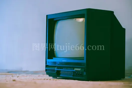 老旧电视近墙白色背景控制面板显质感
