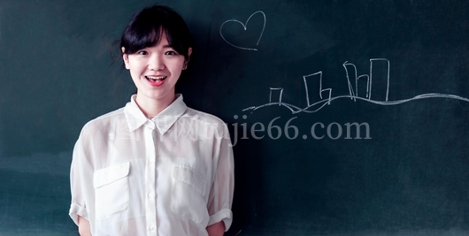 微笑年轻女性黑板粉笔自信
