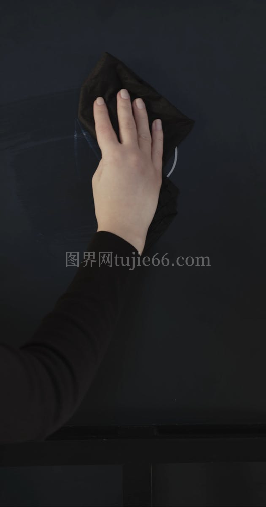 布擦黑板消极字迹瞬间