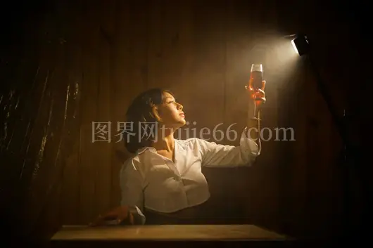 戏剧照明下举杯庆祝的女性