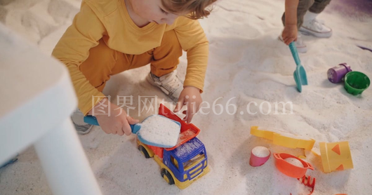 孩童盐中嬉戏乐趣多
