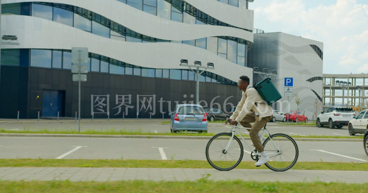 快递员骑行配送途中